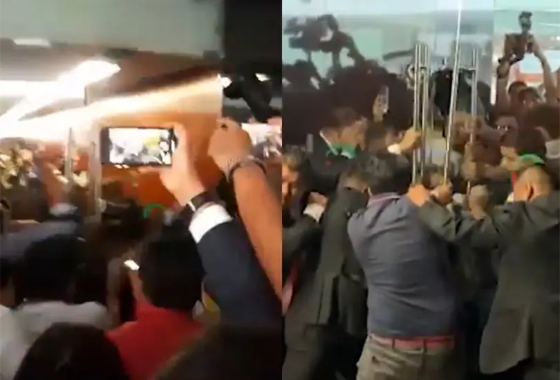 Decenas de manifestantes irrumpieron el recinto de discusiones y votaciones. Decenas de manifestantes irrumpieron el recinto de discusiones y votaciones.