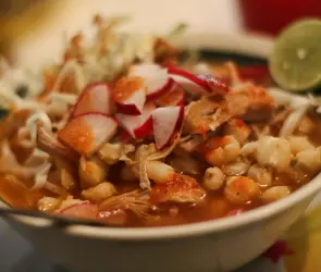 ¿De verdad se hacía con carne humana? Este es el origen del pozole