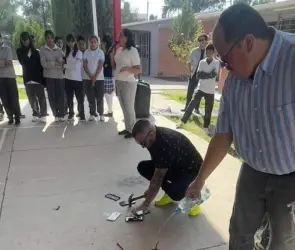 Secundaria genera polémica por decomisar celulares de alumnos y quemarlos en el patio