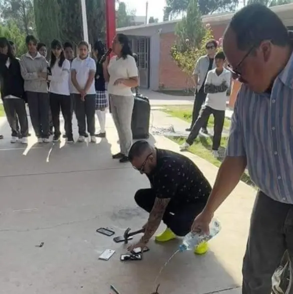 Secundaria genera polémica por decomisar celulares de alumnos y quemarlos en el patio