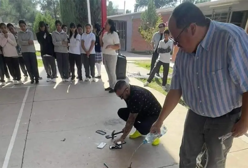 Los profesores de una secundaria quemaron los tel&eacute;fonos de los alumnos porque estaban prohibidos
