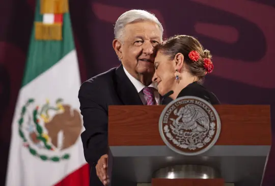 AMLO y Beatriz Gutiérrez Müller derrochan amor en La Mañanera