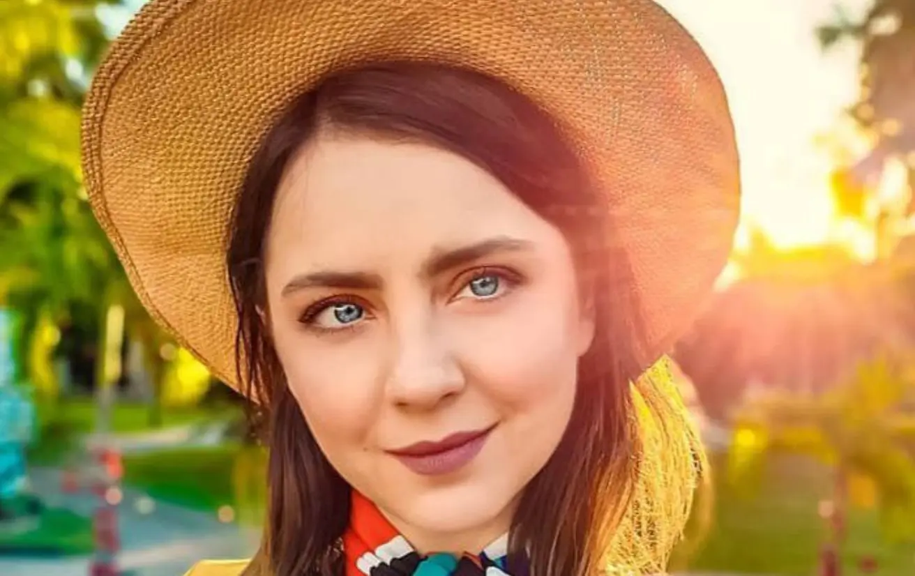 Es originaria de Rusia, pero desde hace m&aacute;s de 10 a&ntilde;os vive en M&eacute;xico. En su cuenta de Instagram tiene 2 millones de seguidores y en YouTube 1.6 millones de suscriptores.