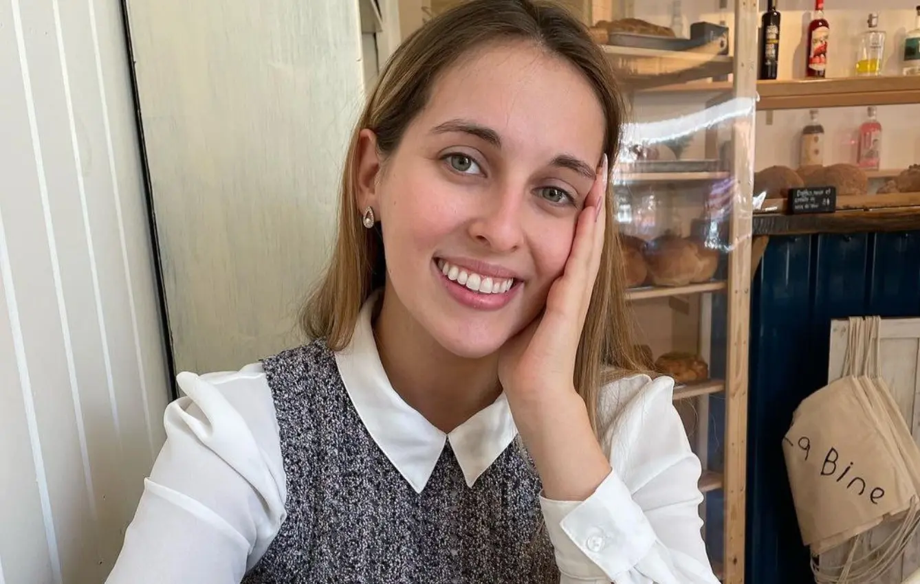 Es una influencer canadiense que mantiene una relaci&oacute;n con un novio mexicano, por lo que pasa largas temporadas en M&eacute;xico. En TikTok tiene 5.8 millones de seguidores gracias a sus videos sobre las diferencias culturales entre ella y su novio.