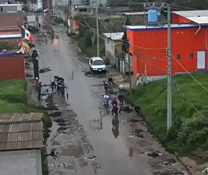 El río se desbordó y el agua pasó por casi todas las calles cercanas a la corriente X @agua_edomex