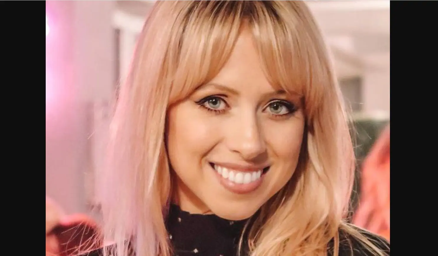 Holly Grace naci&oacute; en Estados Unidos, pero desde ni&ntilde;a vino a vivir a M&eacute;xico. Ahora alterna sus estad&iacute;as en ambos pa&iacute;ses y ha ganado fama por sus videos en espa&ntilde;ol donde ense&ntilde;a a hablar ingl&eacute;s.