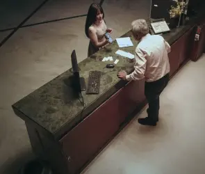 Luna fue engañada por su propia madre para trabajar de "escort"