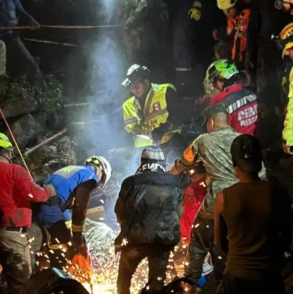 Captan el momento en el que un cerro se derrumba sobre casas en Jilotzingo