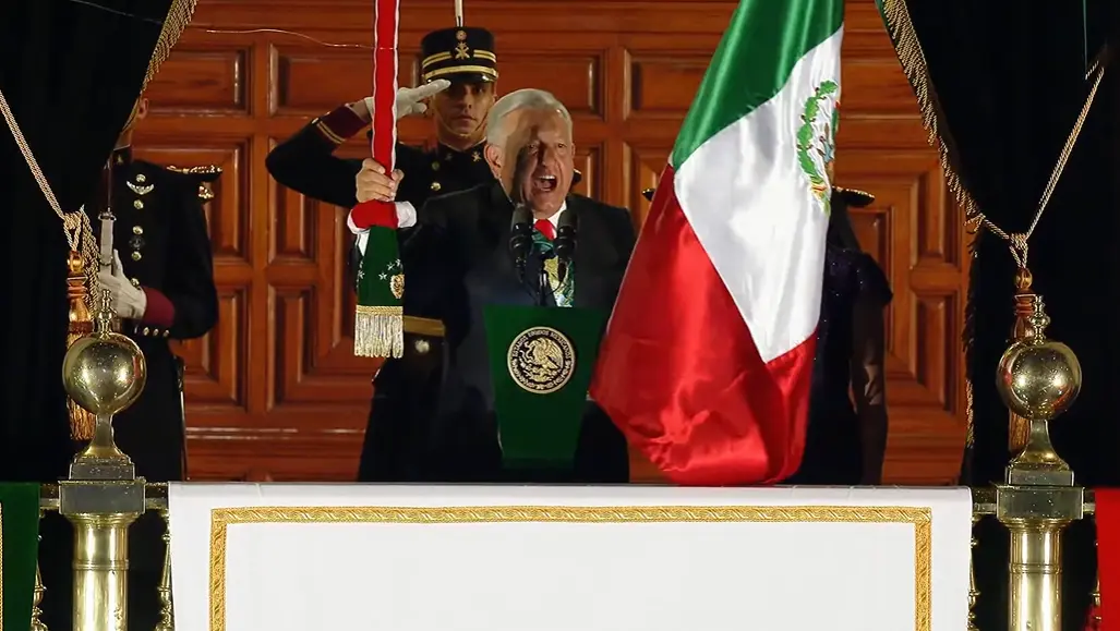 AMLO haciendo su arenga.<br>