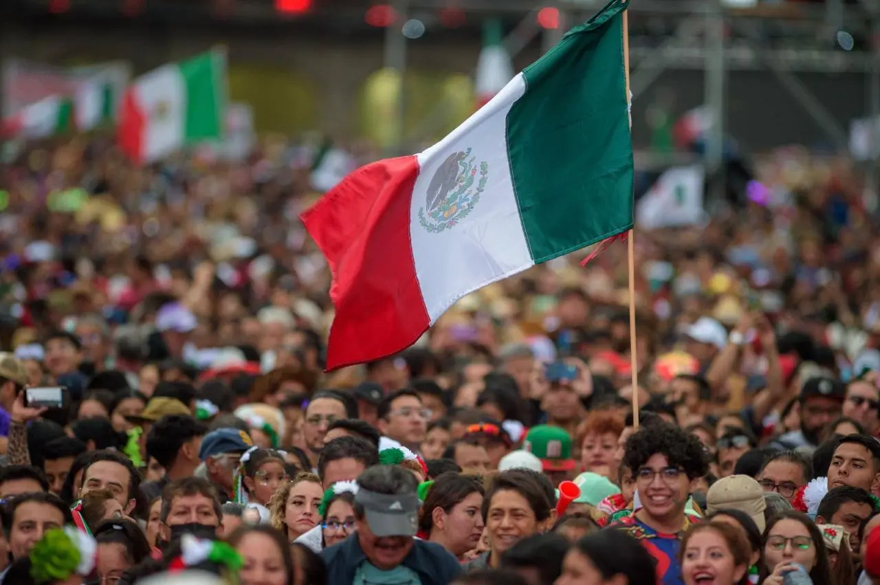 A mediodía, el Zócalo de la Ciudad de México ya se encontraba lleno.<br>
