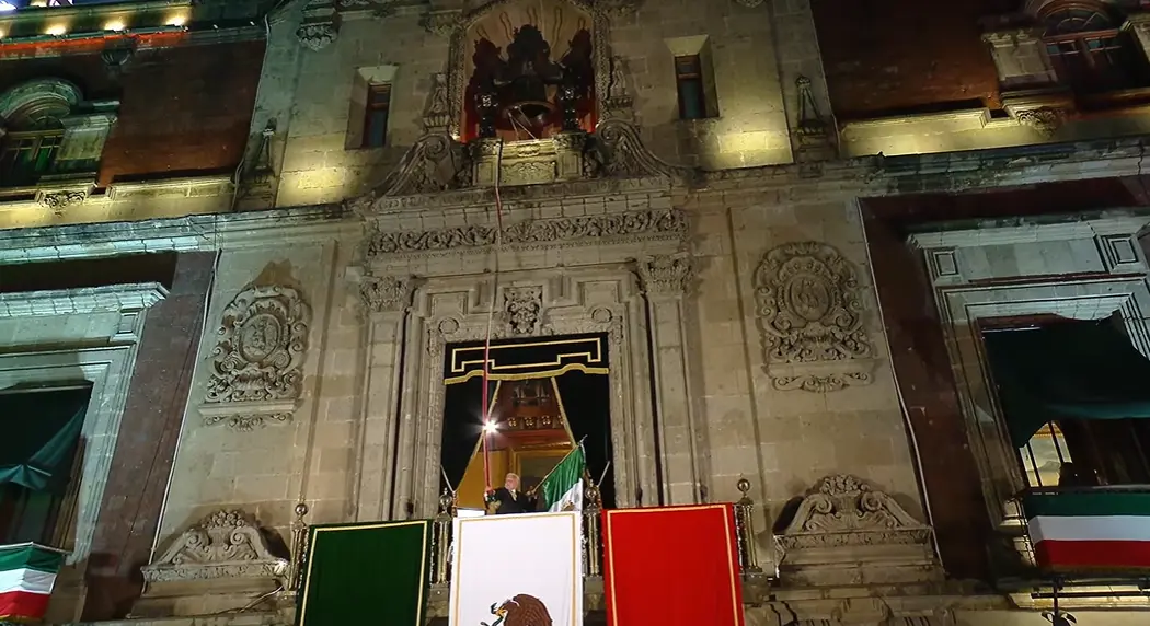 AMLO haciendo sonar la campana en celebración de la independencia de México.<br>