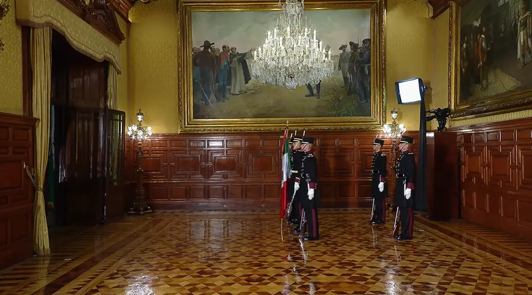 Momento en el que la escolta de cadetes espera a AMLO para entregarle la bandera de México.<br>