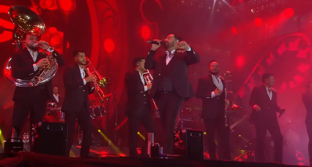 La agrupación terminó su actuación poco después de las 12:00 de la mañana.<br>