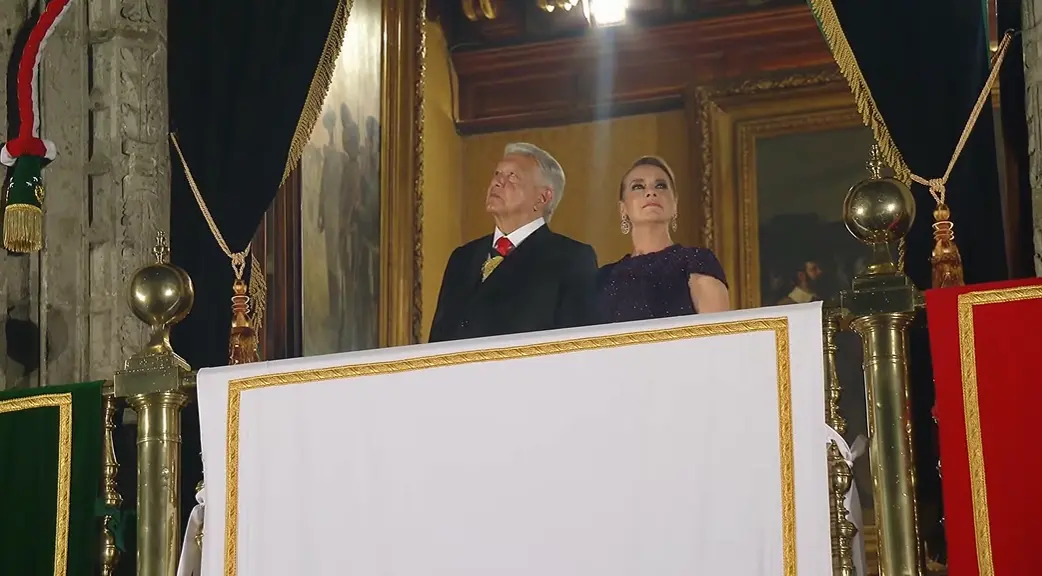 AMLO y su esposa disfrutando del espectáculo de fuegos artificiales.<br>