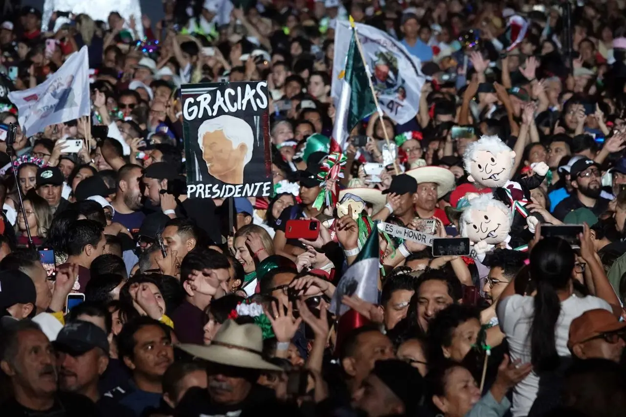 Miles de personas expresaron su agradecimiento a AMLO.<br>
