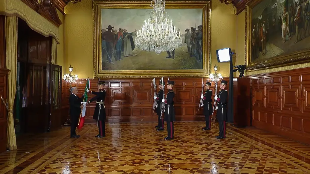 Momento en el que la escolta entrega el máximo lábaro patrio al presidente.<br>