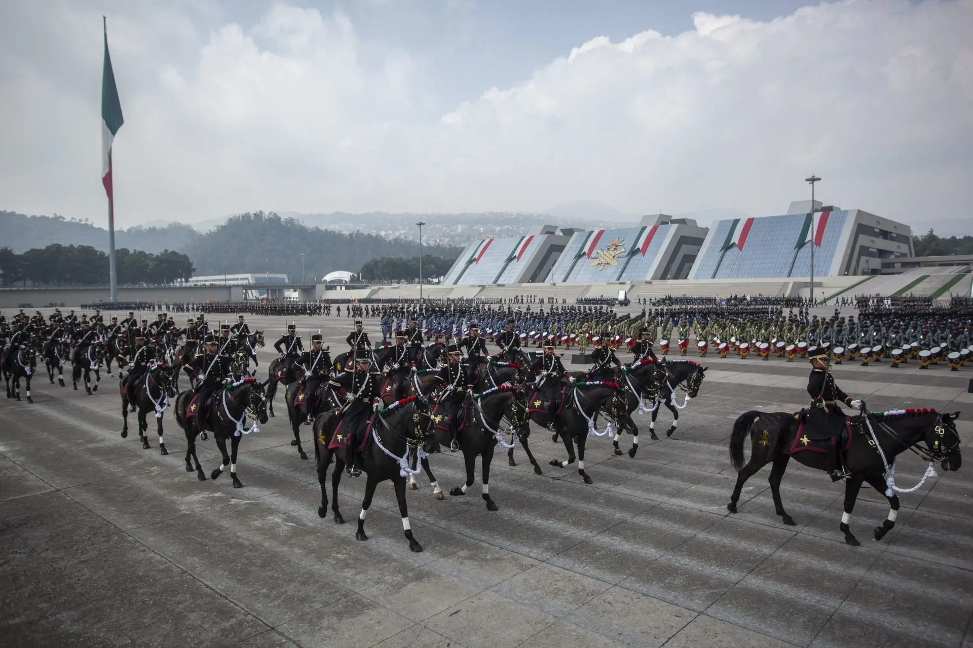 Militares preparándose para el desfile en el Heroico Colegio Militar.<br>