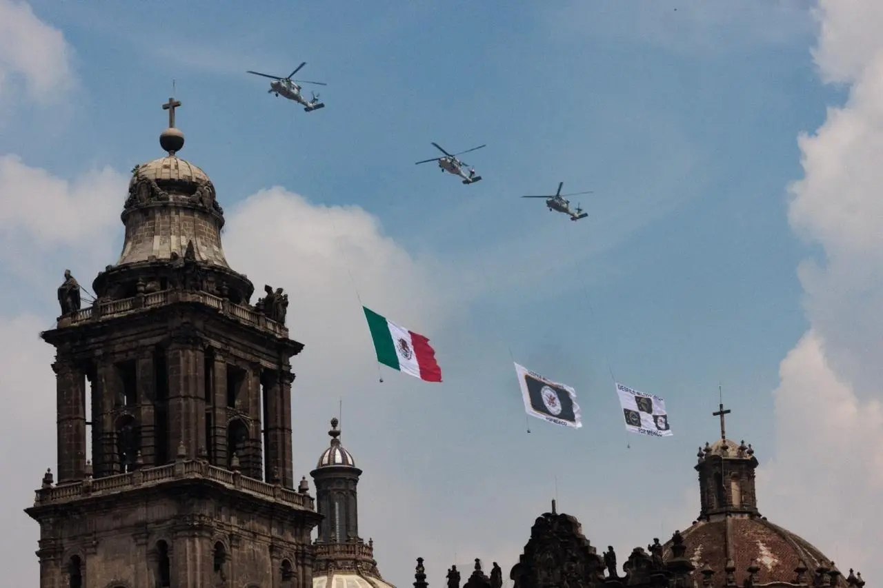Helicópteros UH-60 Black Hawk sobrevolando con la bandera mexicana.<br>