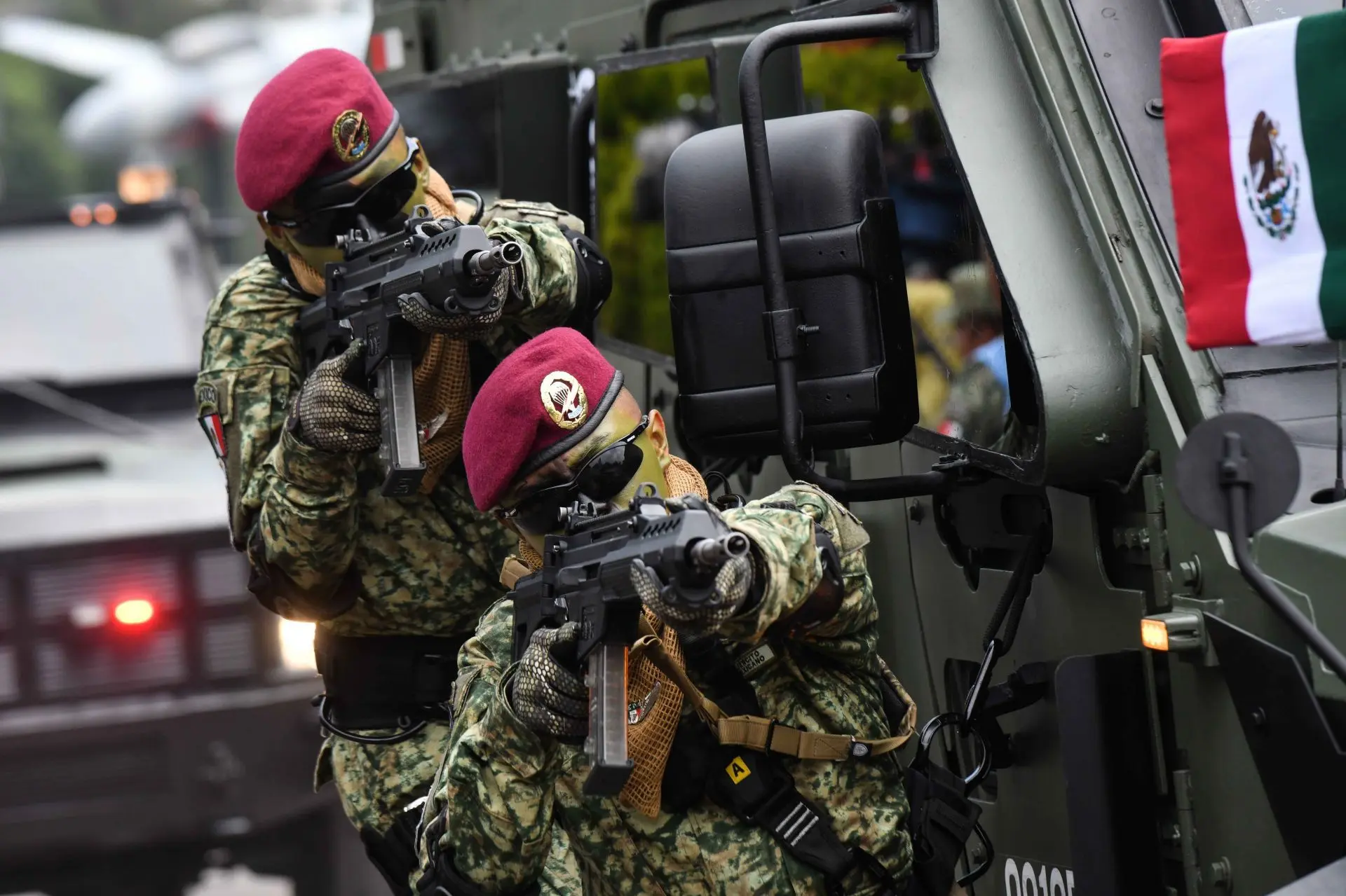 Pase de revista al personal militar en el desfile militar.<br>