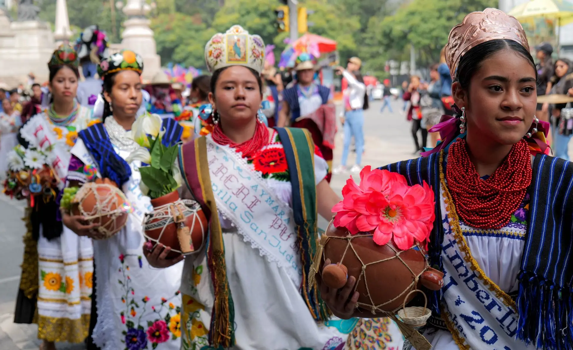 Mujeres de la comunidad purépecha en el desfile militar.<br>