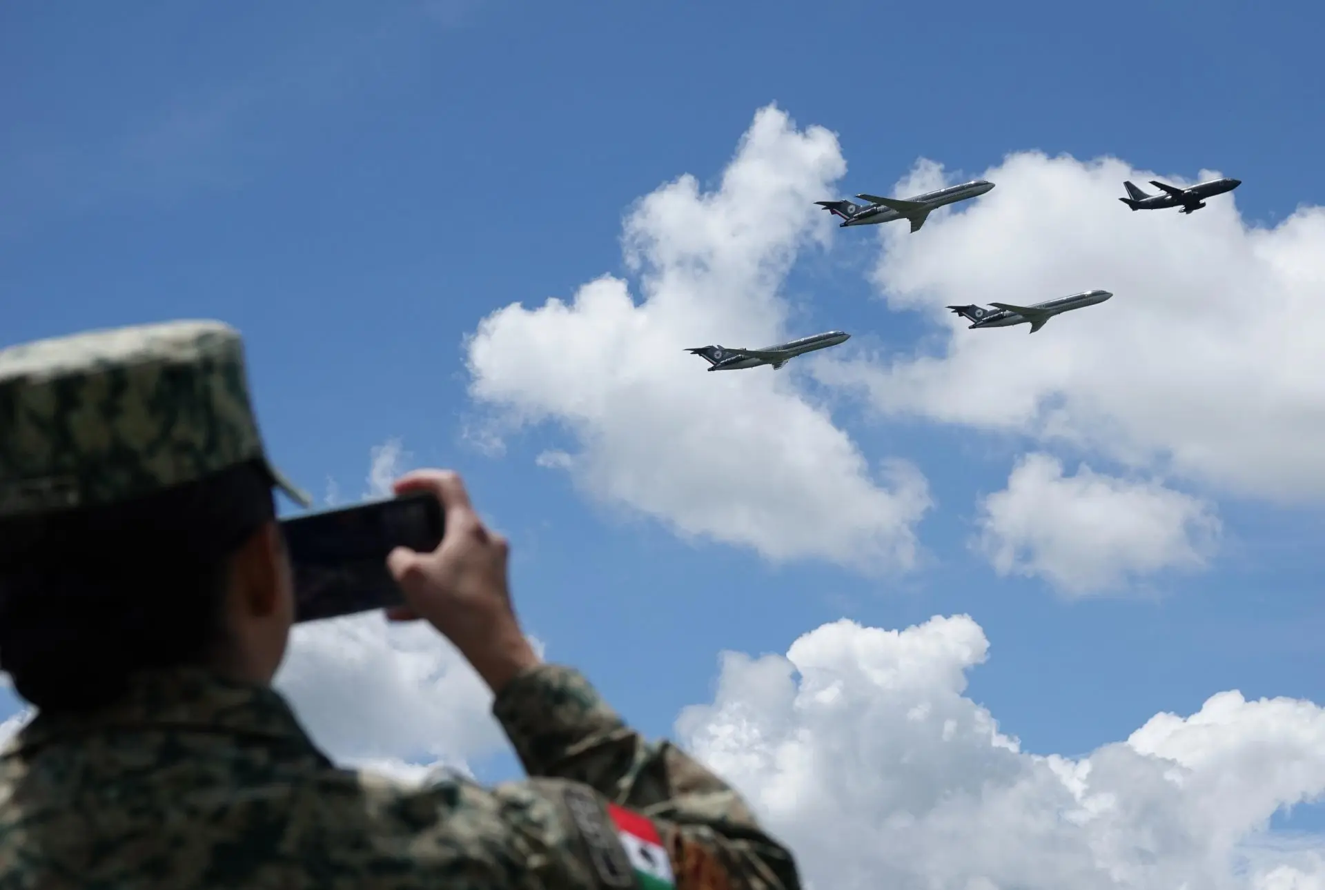 Parada aérea previa al desfile conmemorativo.<br>