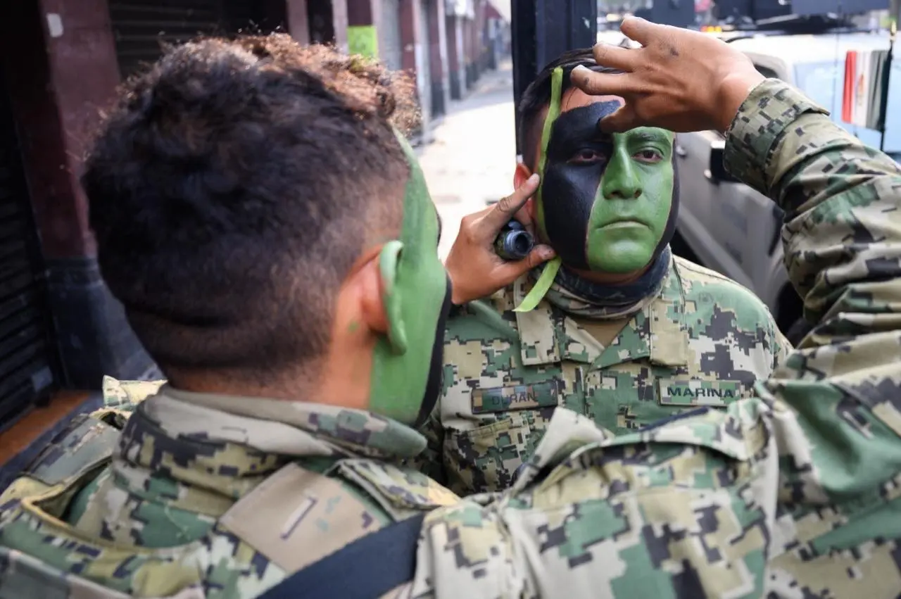 Militares preparándose para el inicio del desfile militar.<br>