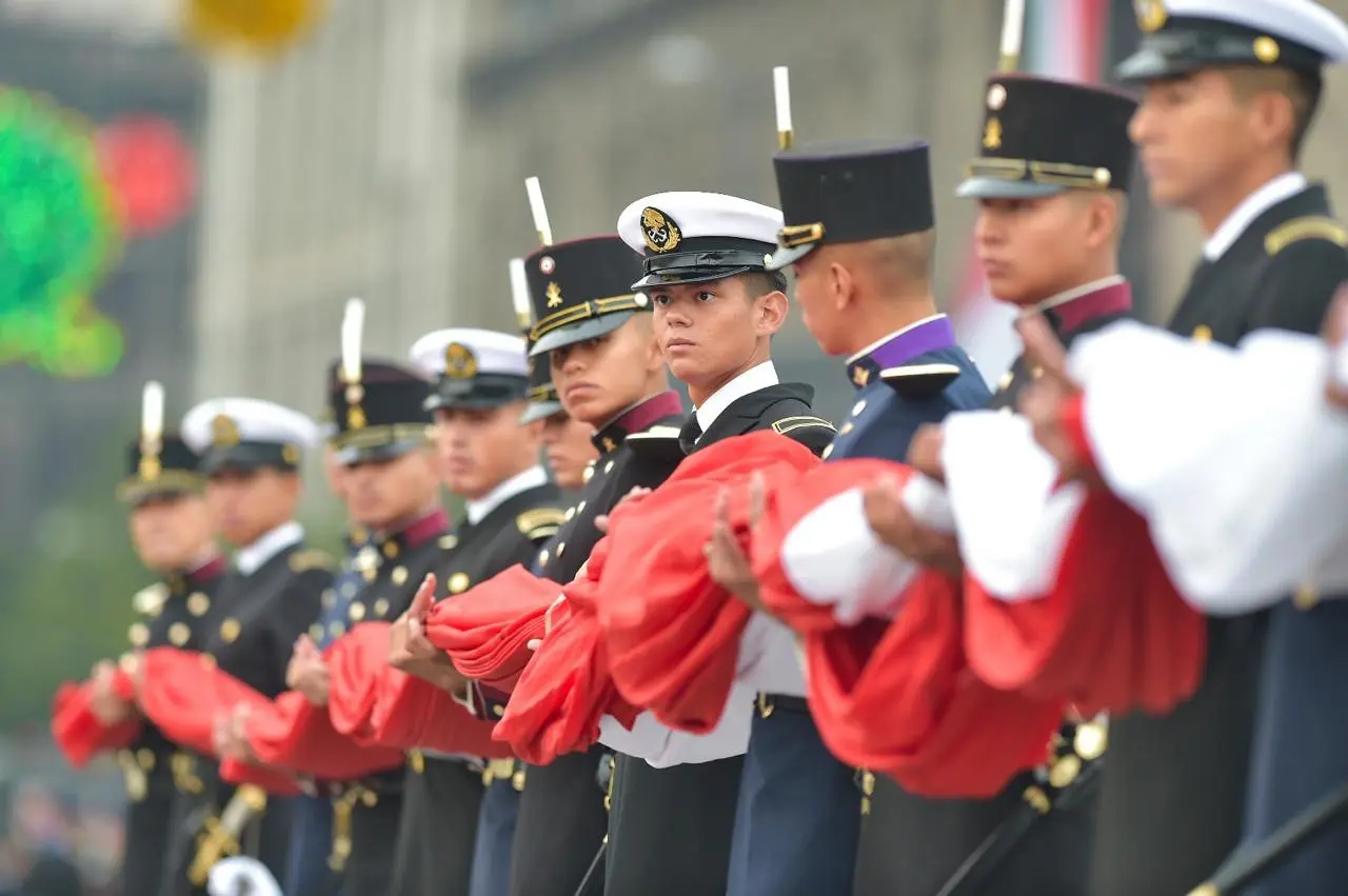 Abanderados portando el máximo lábaro patrio.<br>