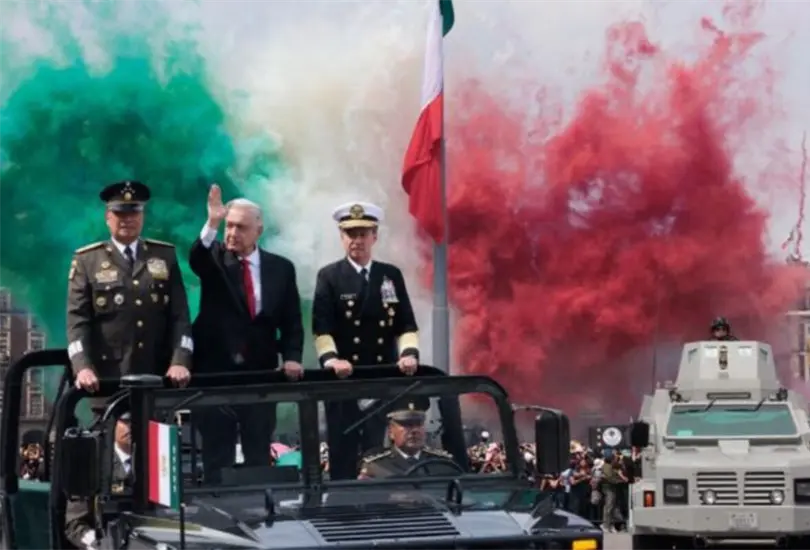L&oacute;pez Obrador en su &uacute;ltimo desfile militar como presidente.
