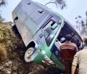 Autobús con mexicanos se sale del camino y vuelca, deja varios heridos