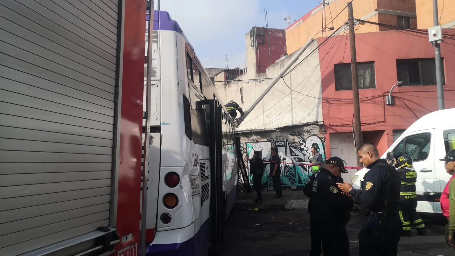 Cuerpos de atención de emergencias en el lugar del choque X @SGIRPC_CDMX