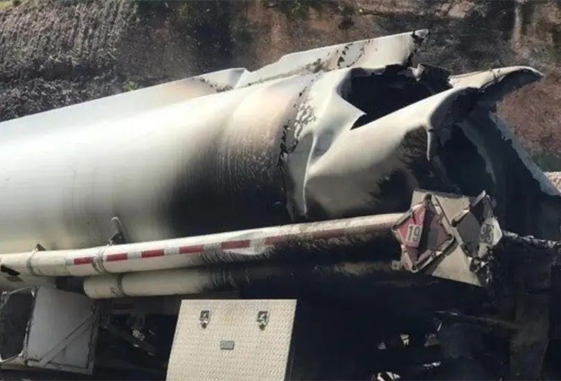 Cami&oacute;n de gasolina explota mientras hombres hac&iacute;an rapi&ntilde;a
