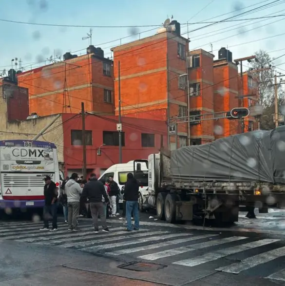 Tráiler se estrella contra camión de transporte público; hay 12 heridos