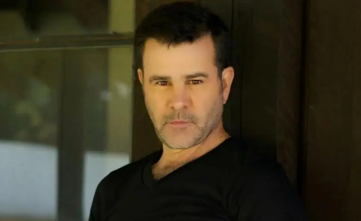 Ahora tiene 53 a&ntilde;os, est&aacute; casado con Biby Gayt&aacute;n desde 1994 y tienen 5 hijos. Ha trabajado en telenovelas como Donde hubo fuego y Gloria Trevi: Ellas soy yo.<br>