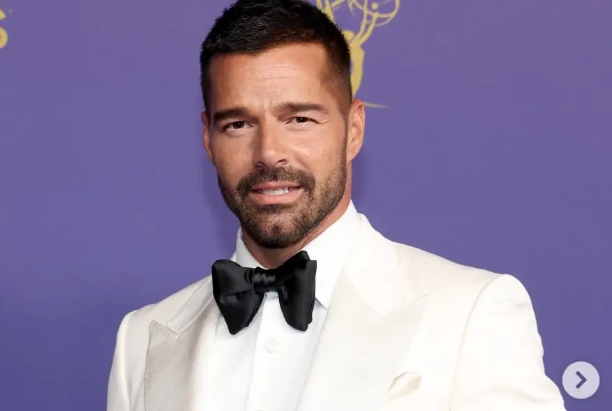 Ahora tiene 52 a&ntilde;os y es padre de cuatro hijos. Goza de &eacute;xito internacional como cantante.