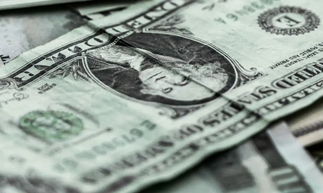  El dólar se desploma frente al peso y así se cotiza. 