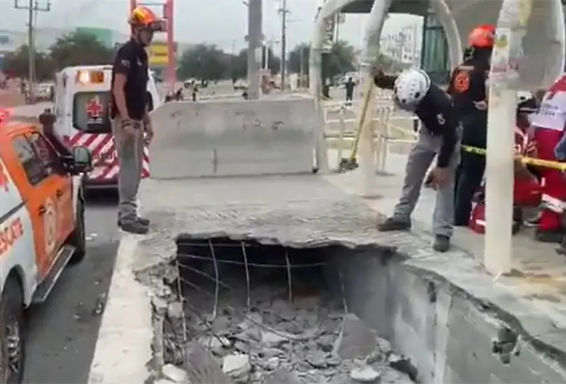 Socav&oacute;n se traga a usuarios del Transmetro