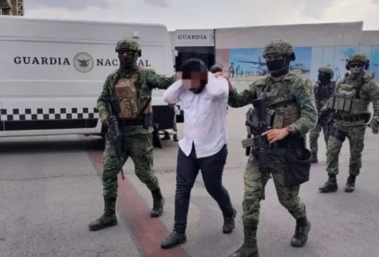 Elementos del Ejército trasladan a "El Piyi", operador de Los Chapitos desde Culiacán, Sinaloa. 