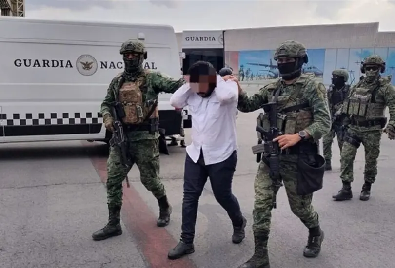 Elementos del Ej&eacute;rcito trasladan a "El Piyi", operador de Los Chapitos desde Culiac&aacute;n, Sinaloa. 