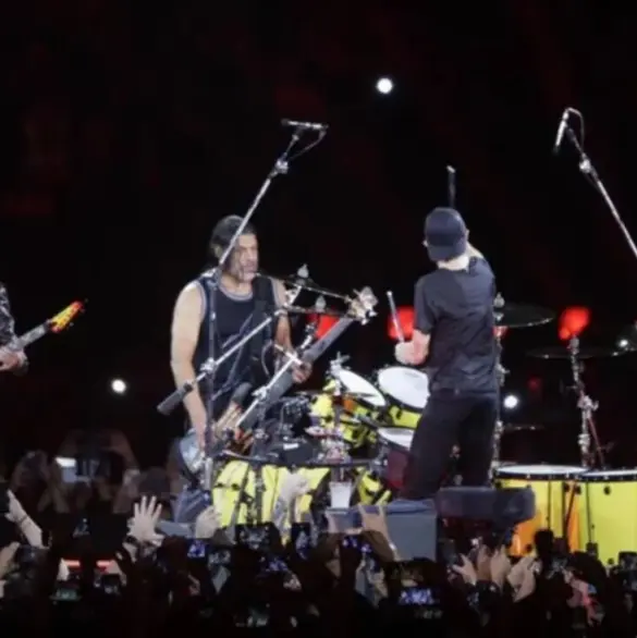 Metallica se luce y sorprende al tocar cover de "La Chona"