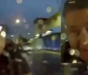 Conductor embiste a ladrón para evitar atraco| VIDEO