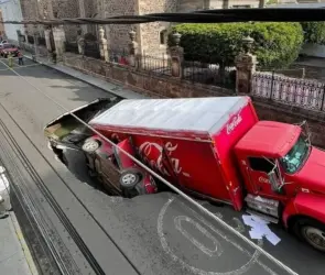 Socavón se traga a familia y camión de refrescos | VIDEO
