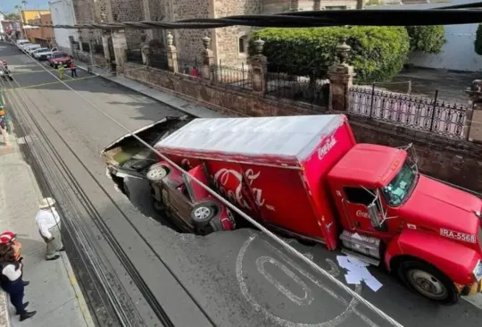 El enorme socavón dejó como saldo cuatro personas heridas.