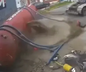 “El olor es insoportable”: Vuelca camión lleno de excremento en la calle