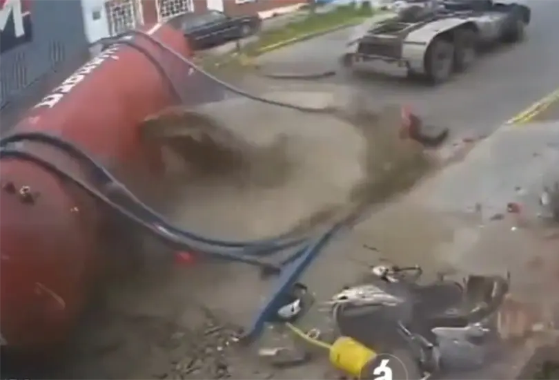 Vuelca camión con excremento en plena calle. Vuelca camión con excremento en plena calle.