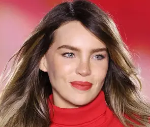 Belinda sufre aparatosa caída en pasarela de moda en París