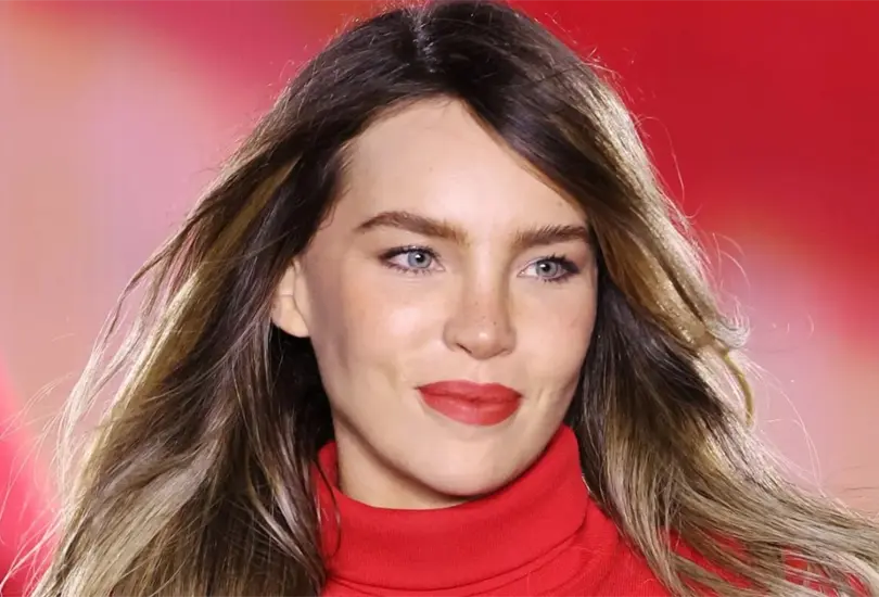Belinda dio un mal paso y cay&oacute; de rodillas frente al p&uacute;blico.