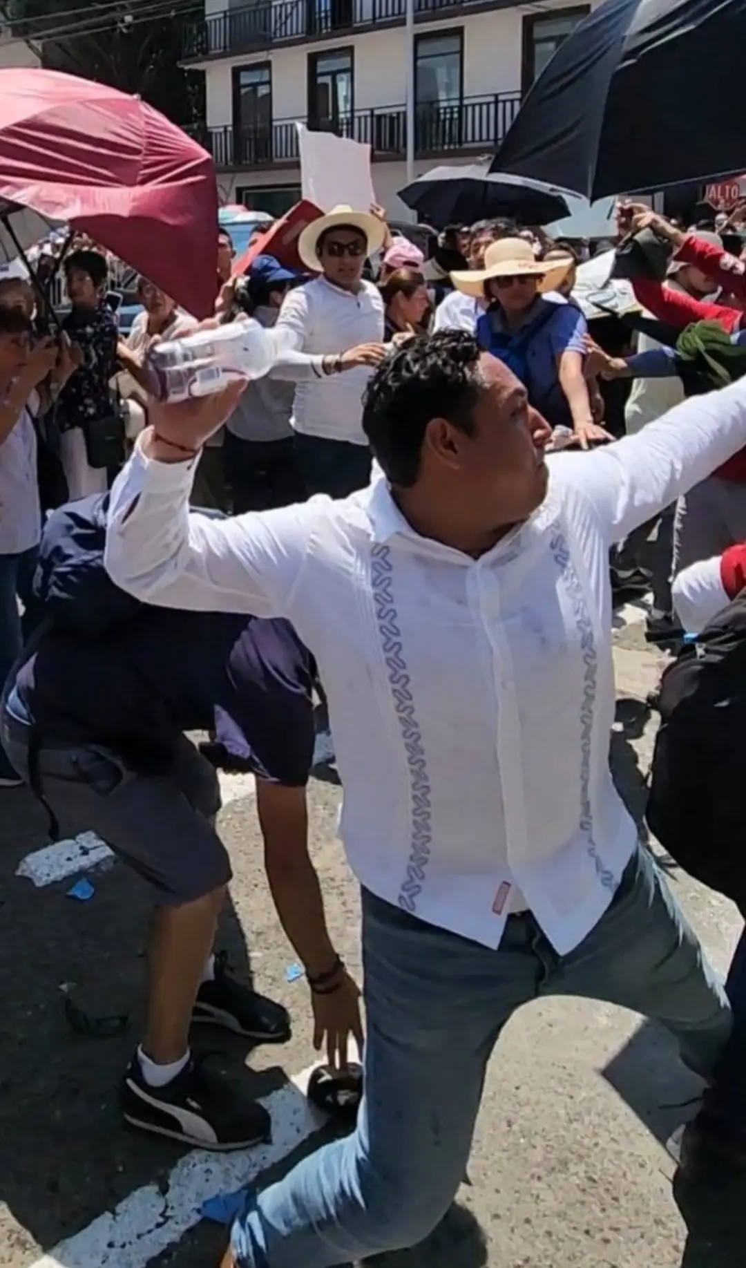 Jorge Cedillo Guevara lanza botella Especial