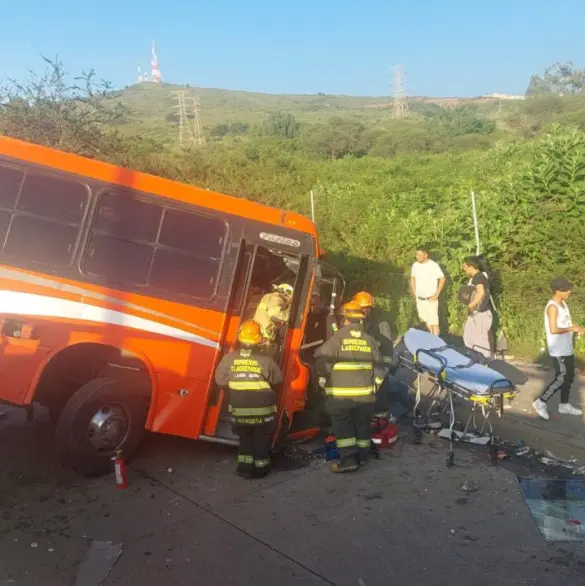 Imágenes Impactantes: Camión de pasajeros queda colgando en puente después de carambola