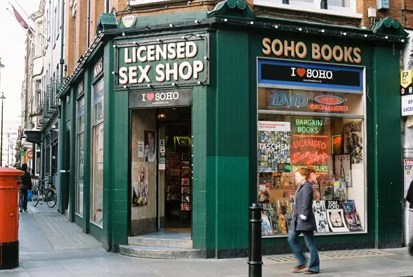 Hombre muere en sex shop Especial