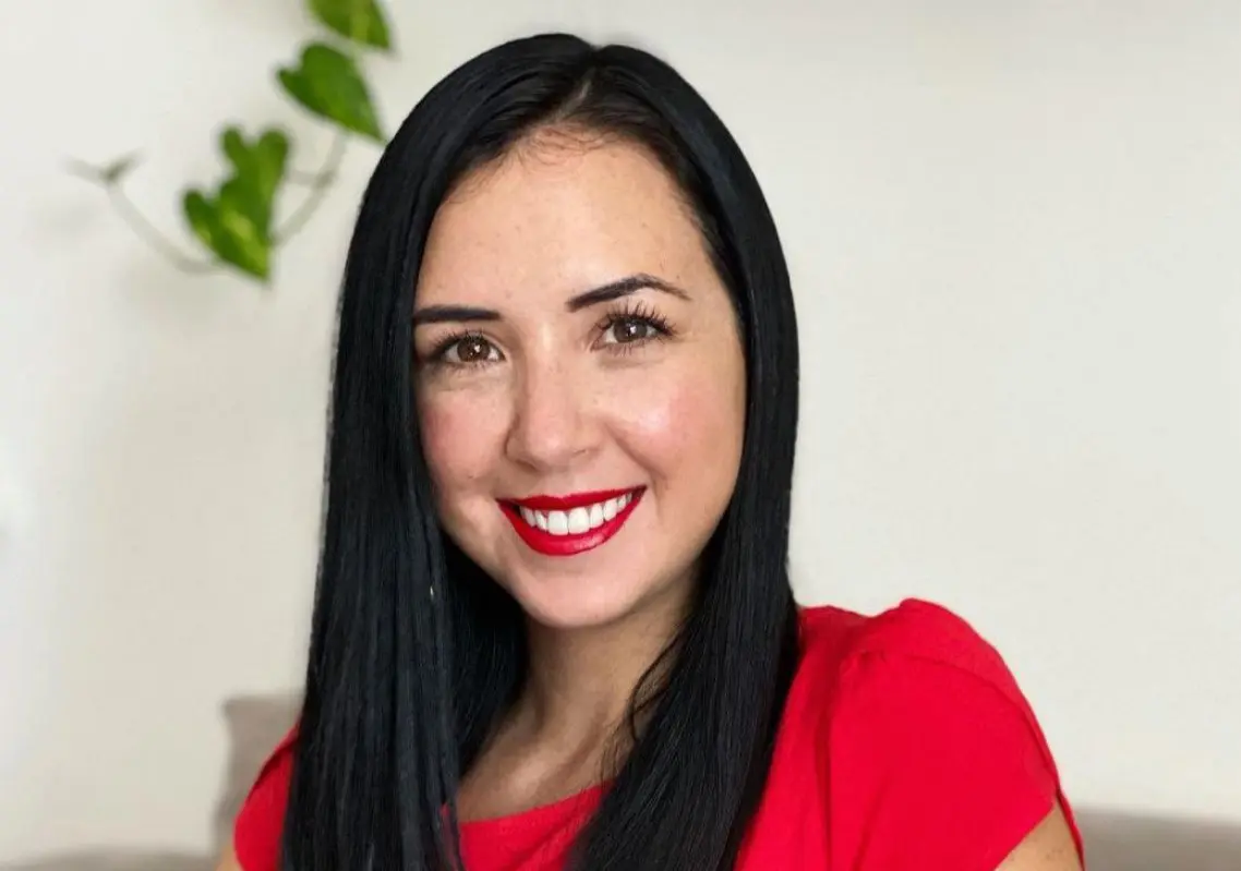 Ahora tiene 36 años, tiene un hijo y ha participado en telenovelas como Médicos, línea de vida y Corazón que miente.